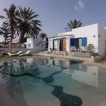 Βίλα Eden Beachfront By Holidays