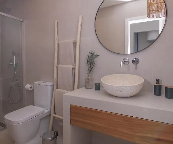 Eden Beachfront By Holidays * קורלחו