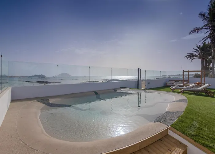 Eden Beachfront By Holidays * קורלחו