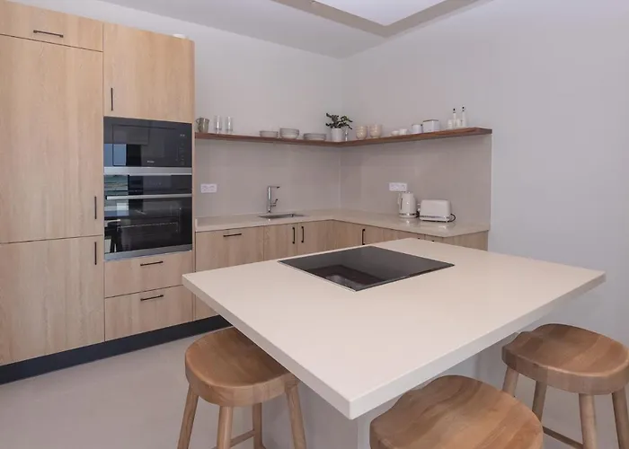 Eden Beachfront By Holidays * קורלחו