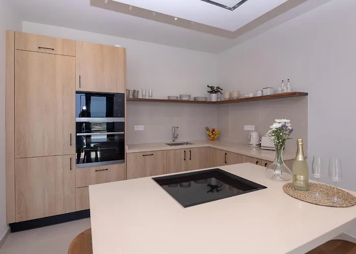 Eden Beachfront By Holidays * קורלחו