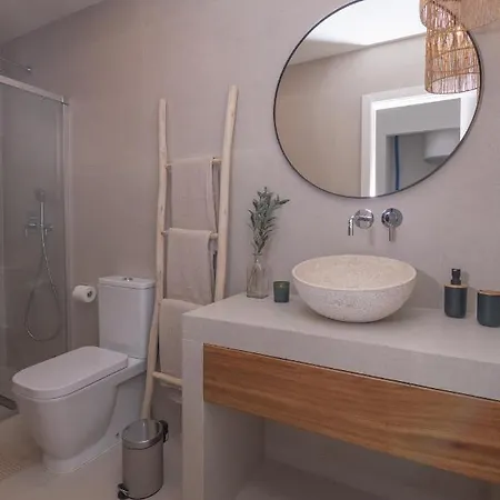 Eden Beachfront By Holidays * קורלחו