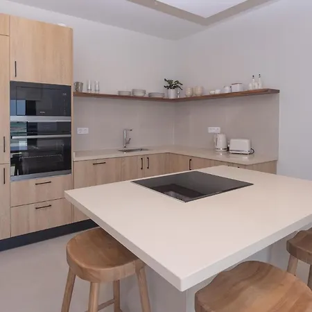 Eden Beachfront By Holidays * קורלחו