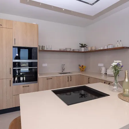 Eden Beachfront By Holidays * קורלחו